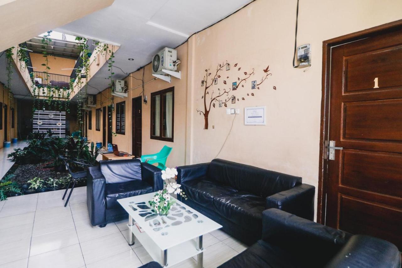 Отель Reddoorz Near Jalan Gatot Subroto Медан Экстерьер фото